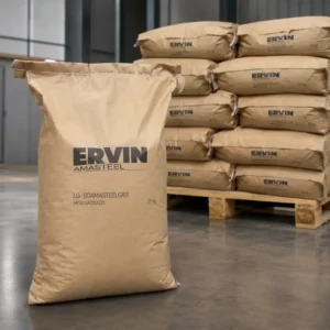 Saco kraft ERVIN AMASTEEL sobre pallet de madera con bolsas industriales al fondo.