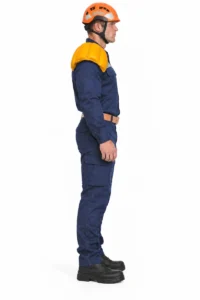Trabajador de cuerpo completo visto de perfil derecho, con uniforme azul y casco naranja, utilizando una hombrera de cuero Alefman amarilla con secciones acolchadas sobre un hombro.