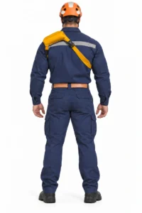Trabajador visto de espalda con uniforme azul y casco naranja, utilizando una hombrera de cuero Alefman amarilla sobre un hombro y un tirante diagonal con hebilla negra que cruza la espalda.
