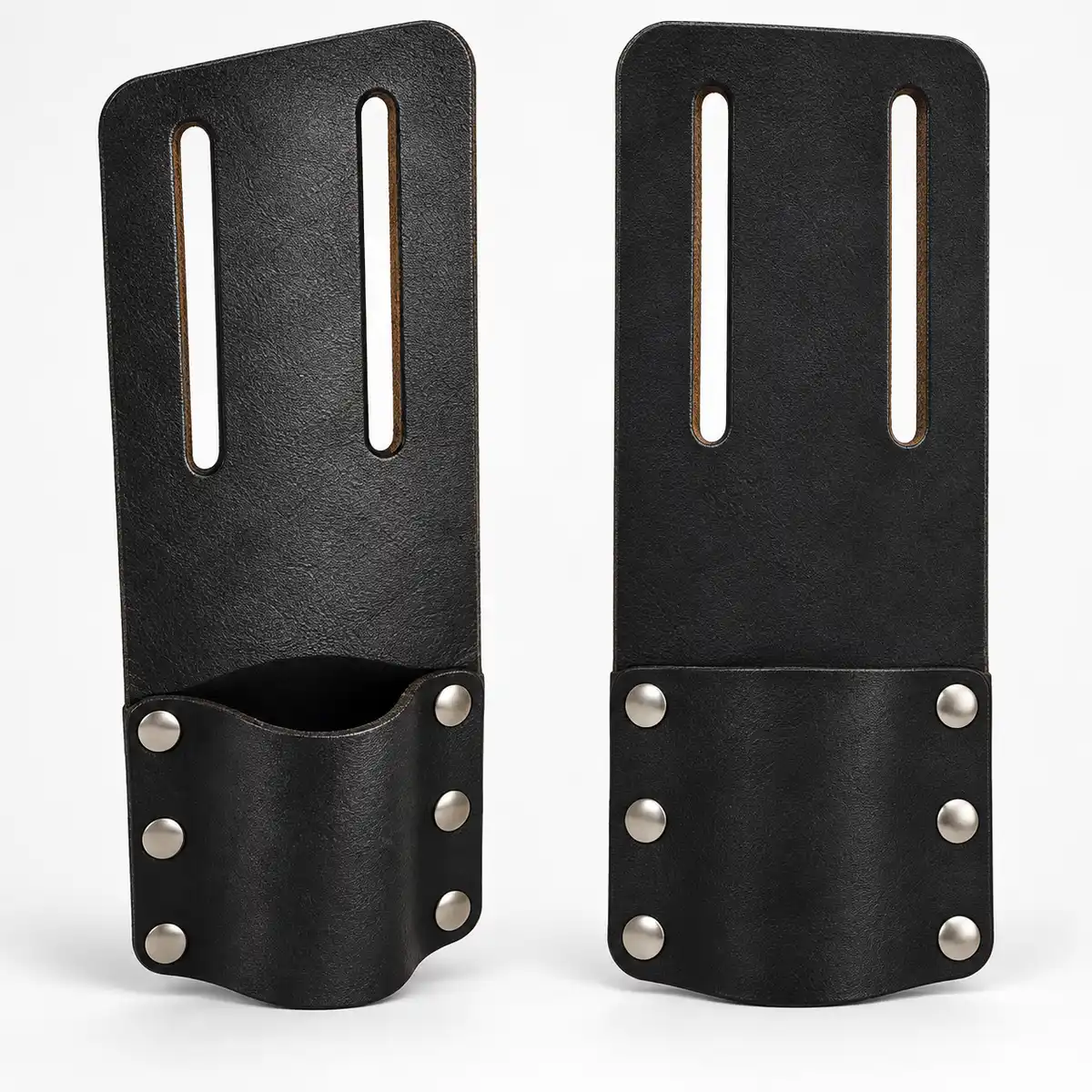 Porta llave carraca de cuero negro mostrado en vista frontal con alojamiento remachado y vista posterior plana con dos ranuras para correa