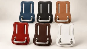 Seis porta martillos de cuero Alefman en colores azul, negro, natural, rojo, marrón y blanco, con ranuras verticales y aro metálico.